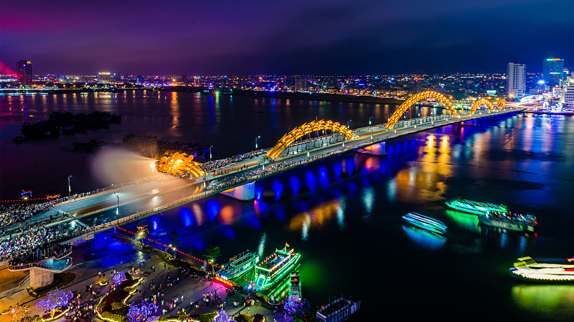 1-cau-rong-phun-lua-va-nuoc-vao-moi-thu-6-7-cn-hang-tuan-tai-da-nang