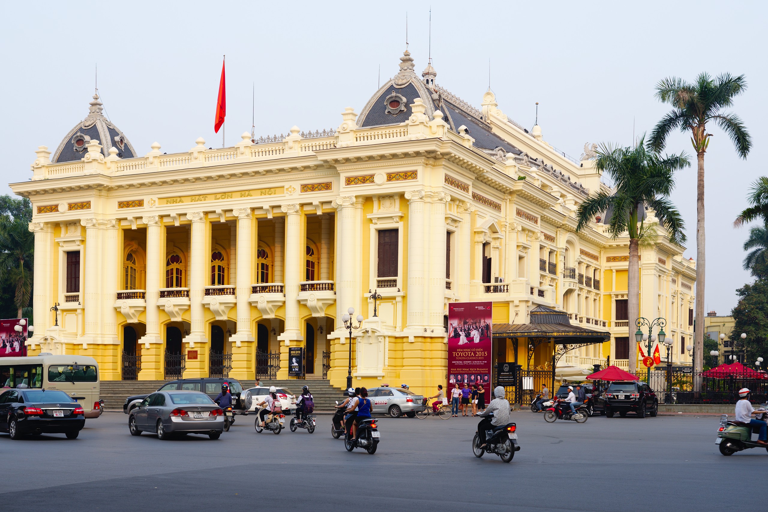 Hanoi_opera_house._Made_as_a_copy_of_the_Opera_Garnier_in_Paris_(22334215449)