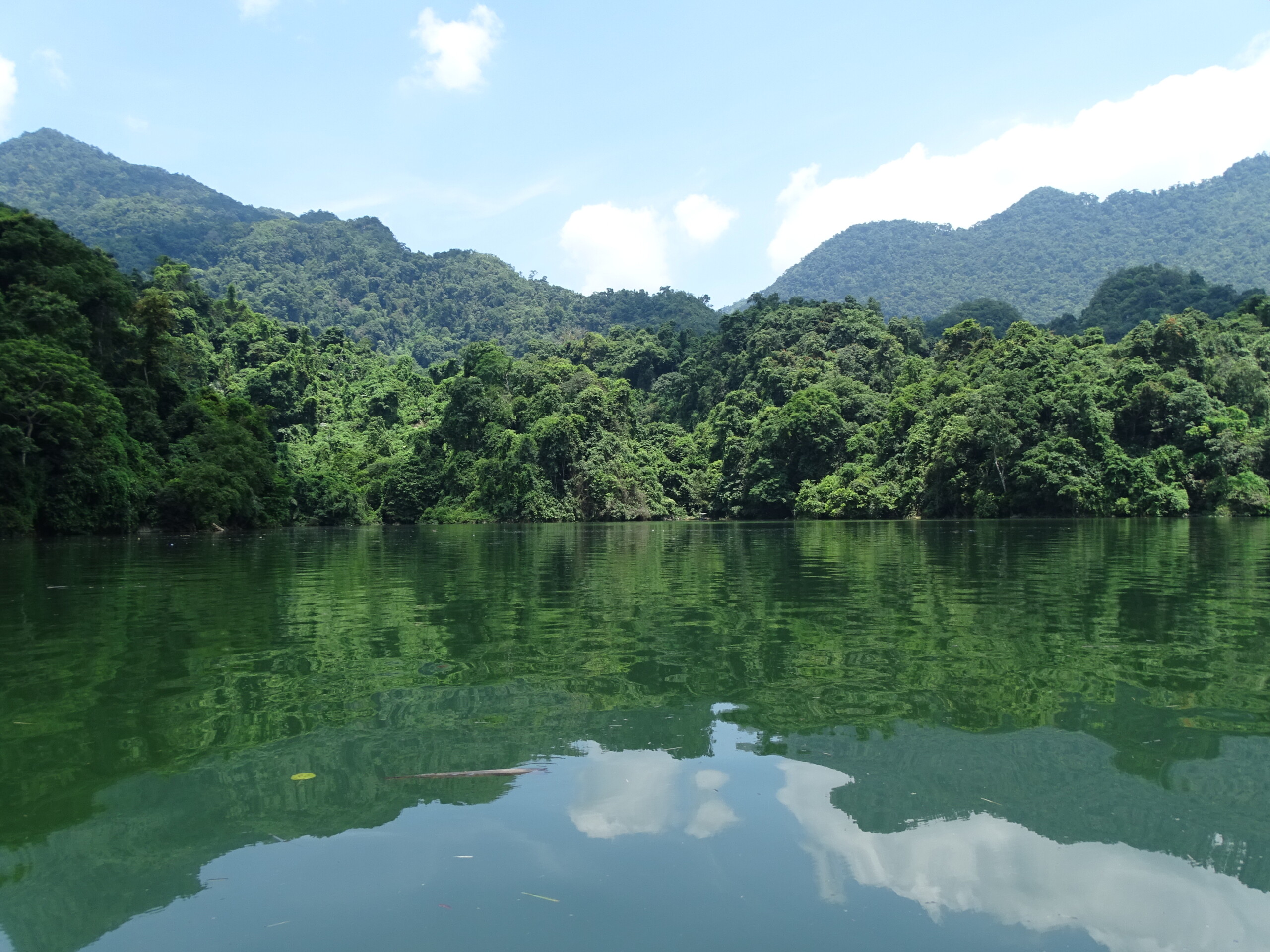 Scenery_at_Ba_Be_Lake_-_Ba_Be_National_Park_-_Vietnam_-_03_(48102341768)